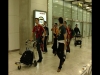 Xabi Alonso, el centrocampista del Liverpool paseando con su iPod por un aeropuerto.